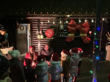 Bazar v Kočevski Reki - župan v družbi krajanov in otrok