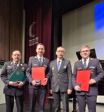 Srečko Šestan, poveljnik Civilne zaščite, in kočevski nagrajenci. 