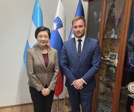 Župan Gregor Košir z veleposlanico Kang Yan.