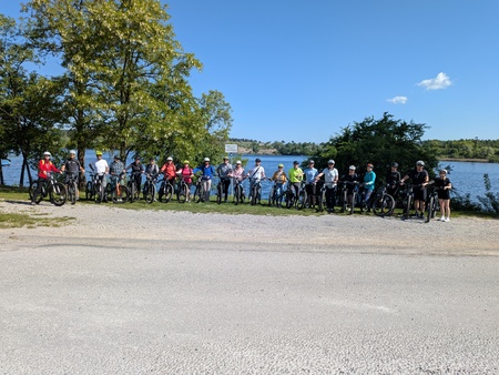 Fotografija delegacije, ki je kolesarila po Kočevju. 