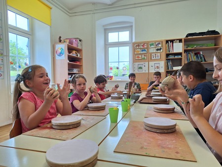 Učenci med ustvarjanjem glinenih izdelkov. Foto: Petra Draškovič Pelc in Renata Lesič