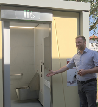 Župan ob odprtju prvih javnih sanitarij v naši občini. 