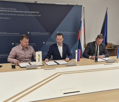 Podpis pogodbe na Direkciji RS za infrastrukturo. 