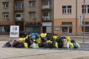 odpadki_na_mestni_ploscadi2_stanko_draskovic_pelc2
