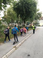 Otroci na poti v šolo s Pešbusom