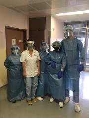 Pet oseb v zaščitni opremi v UKC Ljubljana