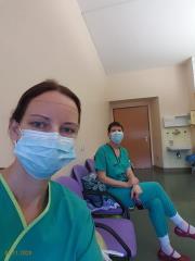 Prostovoljki z maskami v prostorih UKC Ljubljana