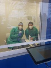 Prostovoljca v zaščitni opremi na triaži ZD Kočevje