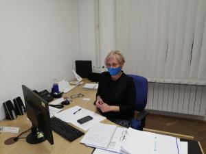 Oseba v pisarni, ki sprejema klice občanov za splošne informacije