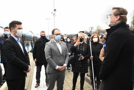 Državni sekretar, minister in župan v pogovoru na postaji