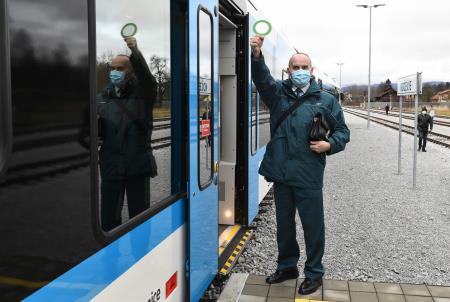Sprevodnik ob vratih vlaka pred odhodom