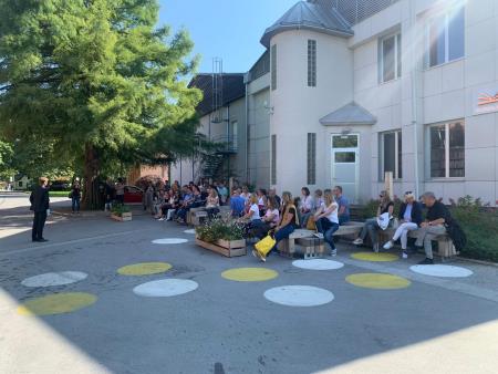 Zaključek ogleda v družbi podžupana na parkletu pri knjižnici