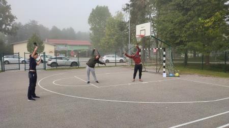Tečaj nordijske hoje na športnem igrišču