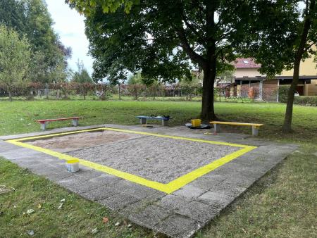 Prostor za druženje s pisanimi klopmi