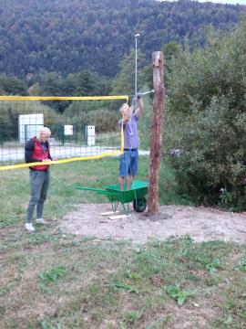 Postavljanje mreže za odbojko