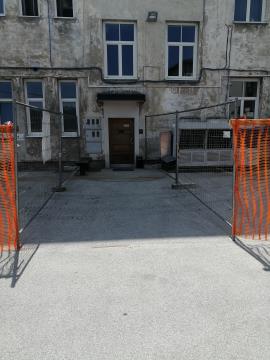 Vhod v stavbo in zaščitna ograja