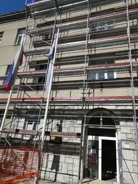 Gradbeni oder na vhodu stavbe