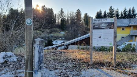 Izhodiščna točka z info tablo o Željnskih jamah