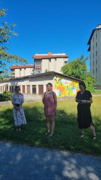 Nadja Kovačič, Klara perušek, Tanja Štajdohar pred muralom Hufnaglov objem