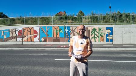 Daniel Homšak pred muralom Hufnaglovo leto