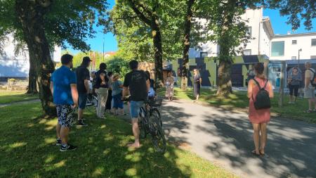 Obiskovalci pred muralom Duše Jesih 