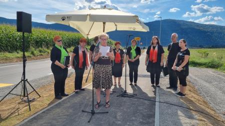 Zlata Arko in Pevski zbor Koncavaški spev v ozadju