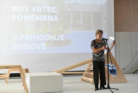 Živka Komac ob recitaciji pesmi o vrtcu