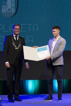 Nejc Podlogar, tudi v imenu Jake Divjaka