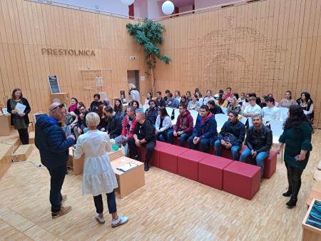 skupina oseb v dvorani