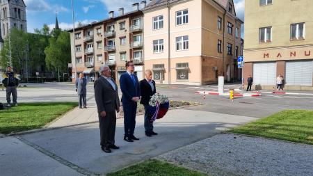 Župan v družbi krajevnih predsednikov pred polaganjem venca