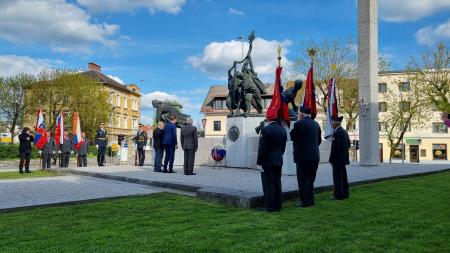 Poklon pred vencem in spomenikom