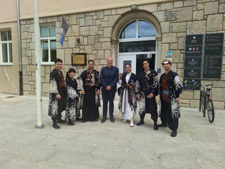 Delegacija pred stavbo Občine Kočevje