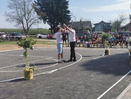 Župan in mlad igralec na igrišču