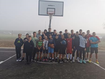 Skupinska fotografija košarkarjev pod košem