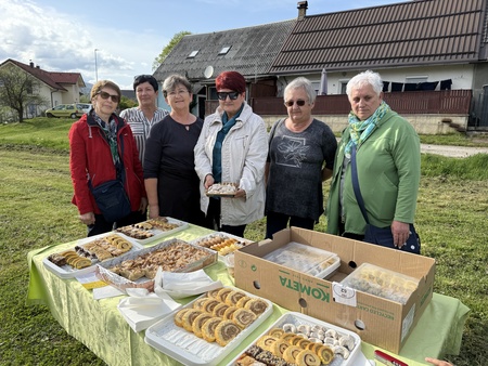 Članice društva podeželskih žena ob slaščicah