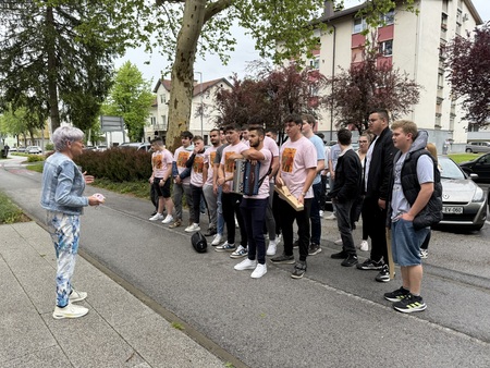 Sprejem dijakov pred občino