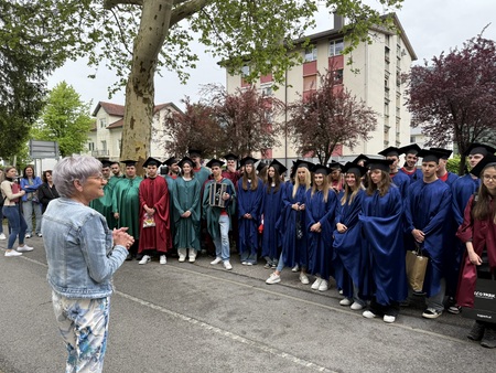 Sprejem maturantov pred občino