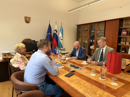 Sestanek v prostorih občine