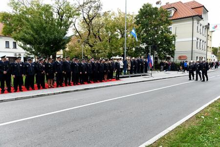 Častna tribuna in prošnja za začetek parade (poveljnik GZK s spremljevalcema)