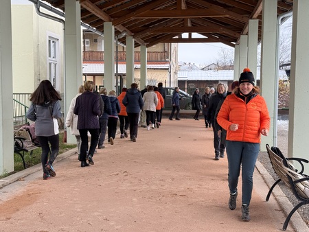 Foto posnetki skupine pri vadbi - tek
