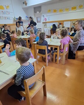 Otroci z županom pri zajtrku