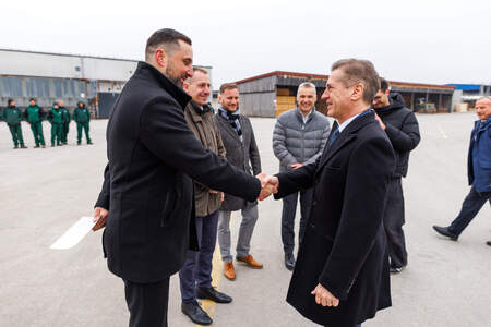 Rok Rutar, direktor Fagus Slovenica in predsednik vlade Robert Golob. Foto: Matej Povše