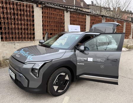 Eno izmed dveh novih električnih vozil.